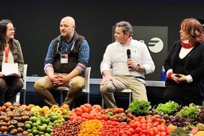 Manuel Almazán, segundo por la izquierda.