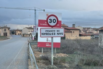 Cartel de acceso a San Esteban de Gormaz al revés.