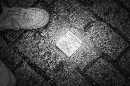 Una de las Stolperstein colocadas en la plaza del Vergel.