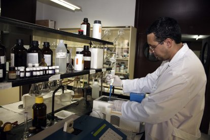 El Centro de Investigación y Desarrollo Tecnológico del Agua, Cidta, de la Facultad de Farmacia de la Universidad de Salamanca, desarrolla funciones de enseñanza, investigación, prueba de filtros para empresas y analiza aguas con un laboratorio móvil. En la imagen, J.C. García, uno de los investigadores del centro.