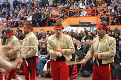 Los danzantes del Paloteo de San Leonardo cambiaron esta vez la iglesia por el polideportivo.