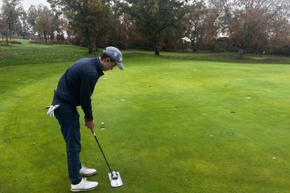 Miguel López durante un torneo de golf.