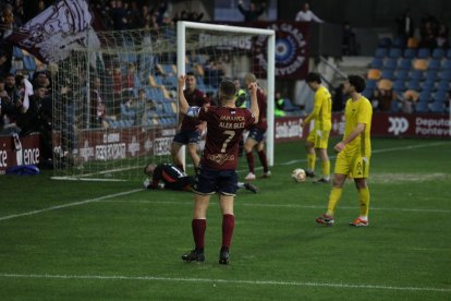 Álex González celebra el gol que le daba la victoria al Pontevedra ante el Langreo.