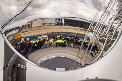 Más de medio centenar de trabajadores se concentraron a las puertas