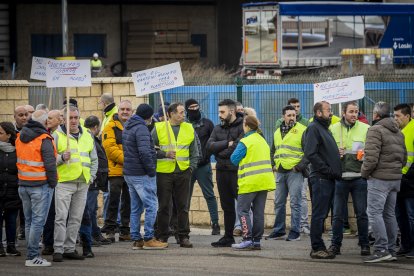 Concentración de los trabajadores de Losán a las puertas de la planta.