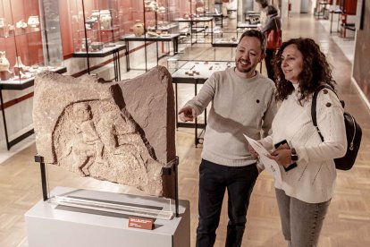 Un grupo de turistas en el Museo Numantino.