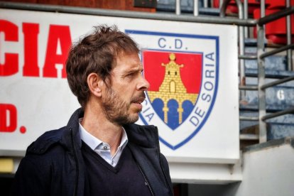 El entrenador del Numancia, Aitor Calle, durante el encuentro ante el Llanera.
