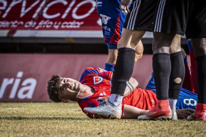 Alain Ribeiro en el momento que caía lesionado en el partido ante el Llanera.