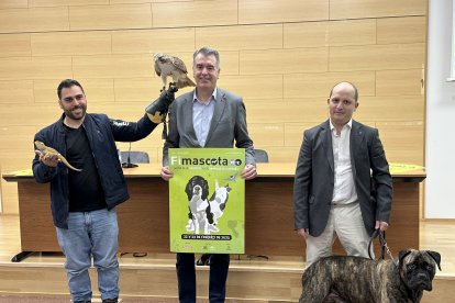 El director de la Feria de Valladolid, Alberto Alonso, en el medio, junto al presidente de la Sociedad Canina Castellana, Tomás Domínguez, y el responsable de Avesaurio, Arturo Pascual, en la presentación de Fimascota.