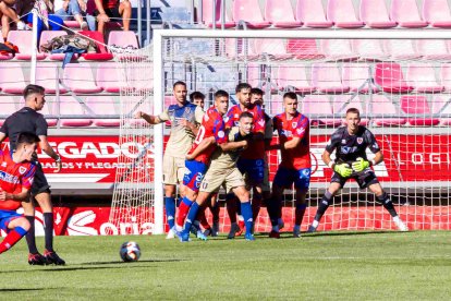 Enfrentamiento entre Numancia y Pontevedra en la primera vuelta en Los Pajaritos.