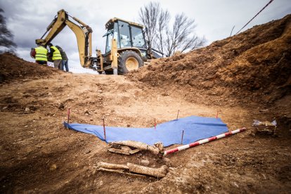 En su interior, los restos mortales de al menos dos personas.