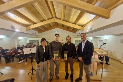 Los ganadores, flanqueados por Laura Prieto y Enrique Rubio.