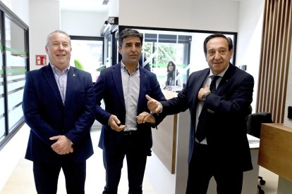 "Inauguración de las nuevas oficinas de la Asociación Agraria Jóvenes Agricultores ASAJA de Burgos, con la asistencia de los presidentes nacional y regional, Pedro Barato y Donaciano Dujo, respectivamente, que acompañan al presidente provincial, Esteban Martínez, así como el presidente de la Diputación Borja Suárez."