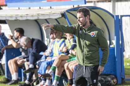 Aitor Calle se mostró desencantado con el juego de su equipo en Luanco.