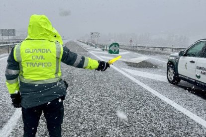Mañana de intenso trabajo por la nieve para la Guardia Civil de Tráfico.