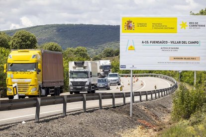 Cartel del Ministerio sobre las obras del tramo Fuensaúco-Villar junto a la N-122.