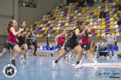 Una acción de un partido del Club Soria Baloncesto femenino.