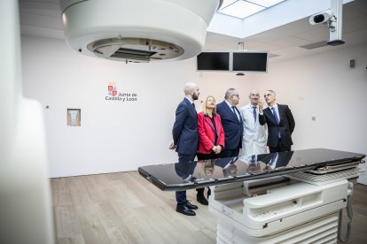 El consejero de Sanidad visitó las instalaciones tras la colocación del acelerador lineal.