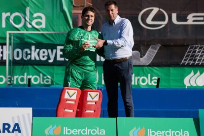 El olvegueño Rafael Revilla recogiendo el trofeo como mejor portero de la Copa del Rey de hockey sobre hierba.