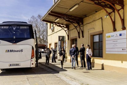 El primer autobús que hizo el servicio de Renfe de Madrid a Soria salió a las 8.30 y llegó a las 13.30 horas.