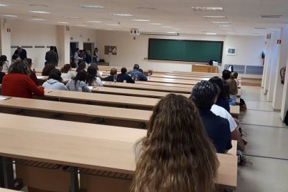 Archivo - Imagen de archivo de exámenes de oposiciones en Andalucía.