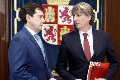 Alfonso Fernández Mañueco y Carlos Martínez Mínguez en su reunión de esta mañana.