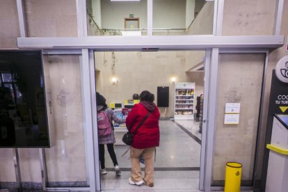 Entrada a la oficina principal de Correos en Soria.