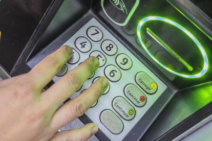 Sacando dinero del cajero.