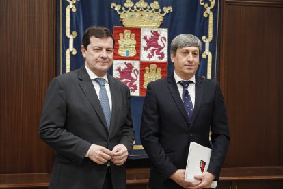 El presidente de la Junta, Alfonso Fernández Mañueco, se reúne con el presidente de Soria Ya, Juan Antonio Palomar.