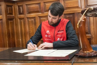 Daniel Arancón durante la firma del convenio.