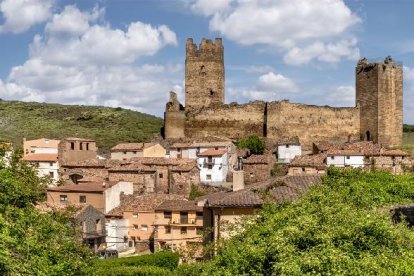 Imagen del castillo de Vozmediano enclavado en el Moncayo soriano.