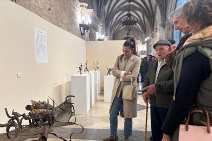 Justo Herrero, acompañado en la inauguración de su exposición retrospectiva.