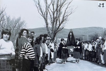 Imagen antigua de una de las procesiones de Valdeavellano.