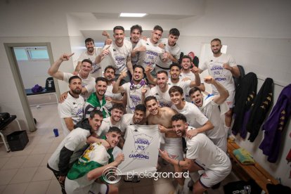 Los jugadores del C.D. Guadalajara celebran el ascenso a Primera Federación.