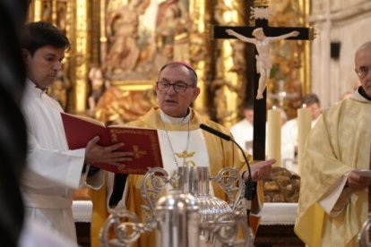 Momento de la Misa Crismal este Miércoles Santo en la Seo burgense.