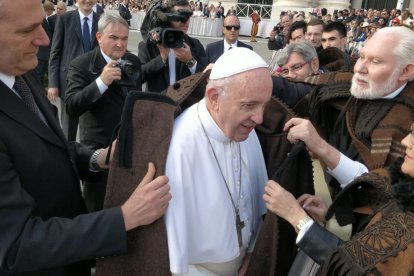 La Diputación de Zamora regala al Papa Francisco una capa alistana.