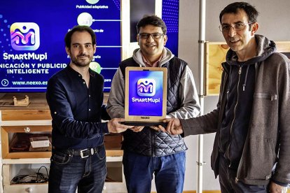 David Hernández, Julio Irurita y Marco Castelli, creadores del dispositivo inteligente para publicidad.