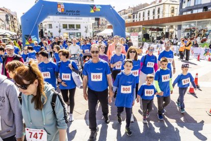 Cientos de personas a la carrera o caminando por el centro de Soria