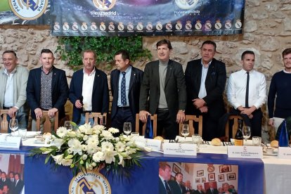 Dirigentes de la Peña Madridista Soriana en la celebración del aniversario de fundación.
