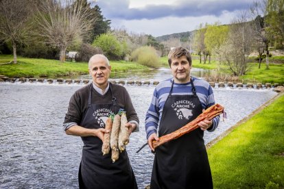 Alfonso y Javier Arche posan con chorizos y un lomo junto al Duero, aún joven, una de las claves de su curación.