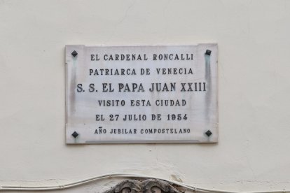 Una humilde placa recuerda la breve visita 'casi papal' del Cardenal Roncalli, cuatro años despues el Papa Juan XXIII.