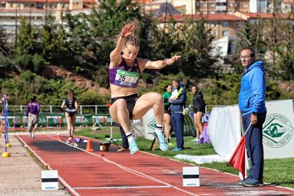 La Celtíbera Maialen Miera acabó primera en la prueba de triple salto durante la cita celebrada en Los Pajaritos.