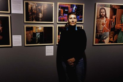 Nuria López Torres junto a su exposición.