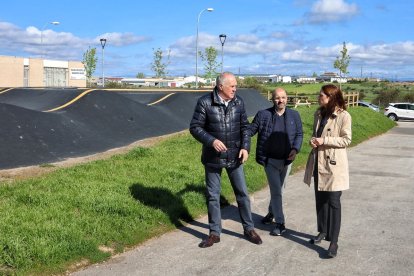 Los representantes del Grupo Popular junto a la pista de 'pump track'.