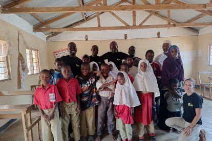 La voluntaria soriana Almudena Gómez, a la derecha, junto a varios alumnos de la escuela Mokowe School for the Mentally Disabled, en Lamu, Kenia.