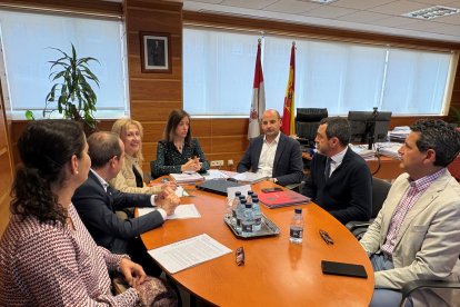 Reunión  de la directora general de Transportes y Logística con concejales del Ayuntamiento y Asociación Cylog.