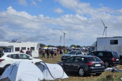 Las autoridades calculan que participan unas 500 personas.