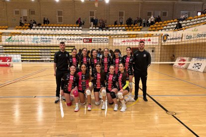 Plantilla y cuerpo técnico del WeAreTDC, el equipo cadete femenino del Sporting Santo Domingo Club Voleibol.