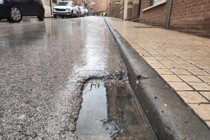 Una alcantarilla cegada en la capital tras los primeros chaparrones del sábado.