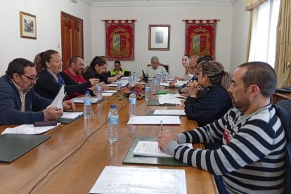 Miembros de la corporación de San Leonardo en el pleno de ayer.